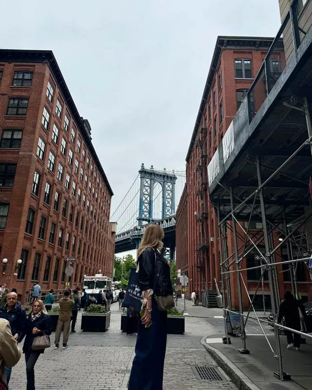 Ja, na tle mostu Manhattan w Dumbo, Nowy Jork