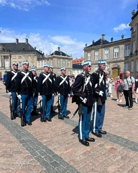Zmiana warty przed pałacem Amalienborg