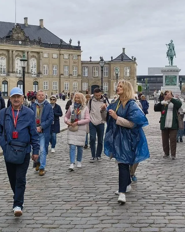 Grupa na Amalienborg, spacer po placu pałacowym