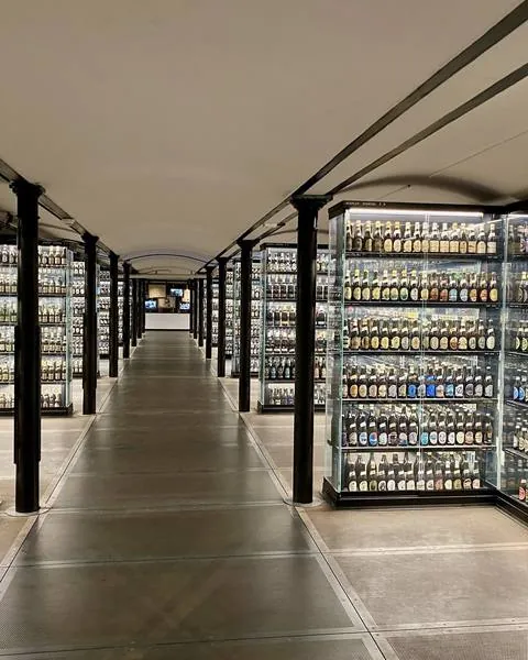 Kolekcja butelek piwa w piwnicach Carlsberga